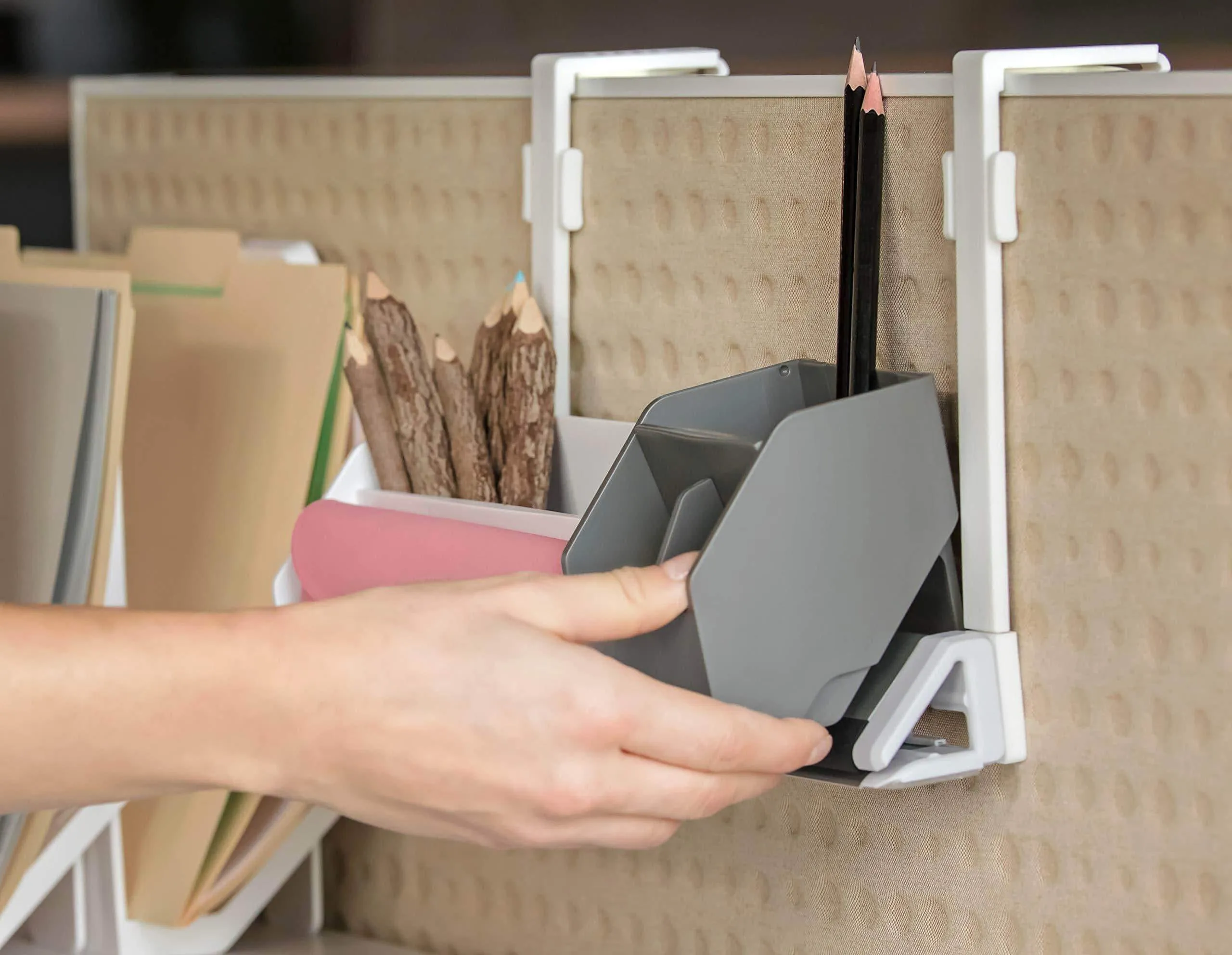 Bostitch Konnect Cubicle Hanger for Rails, Fits 2-3.5" Cube Walls, Set of 2 (KT-RAILHANGER3)