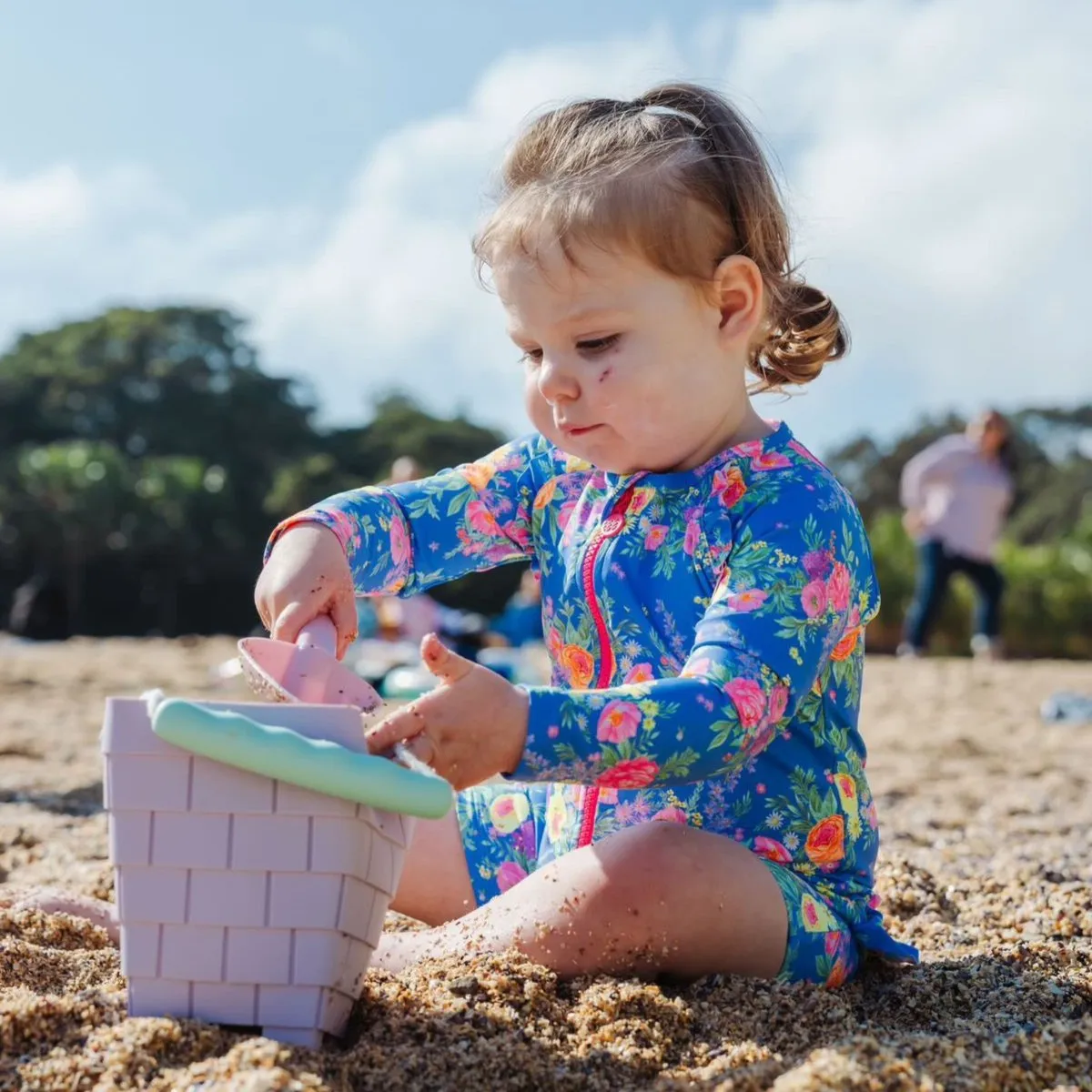 Clovelly Lilac Silicone Sand Castle Bucket with Mint Handle