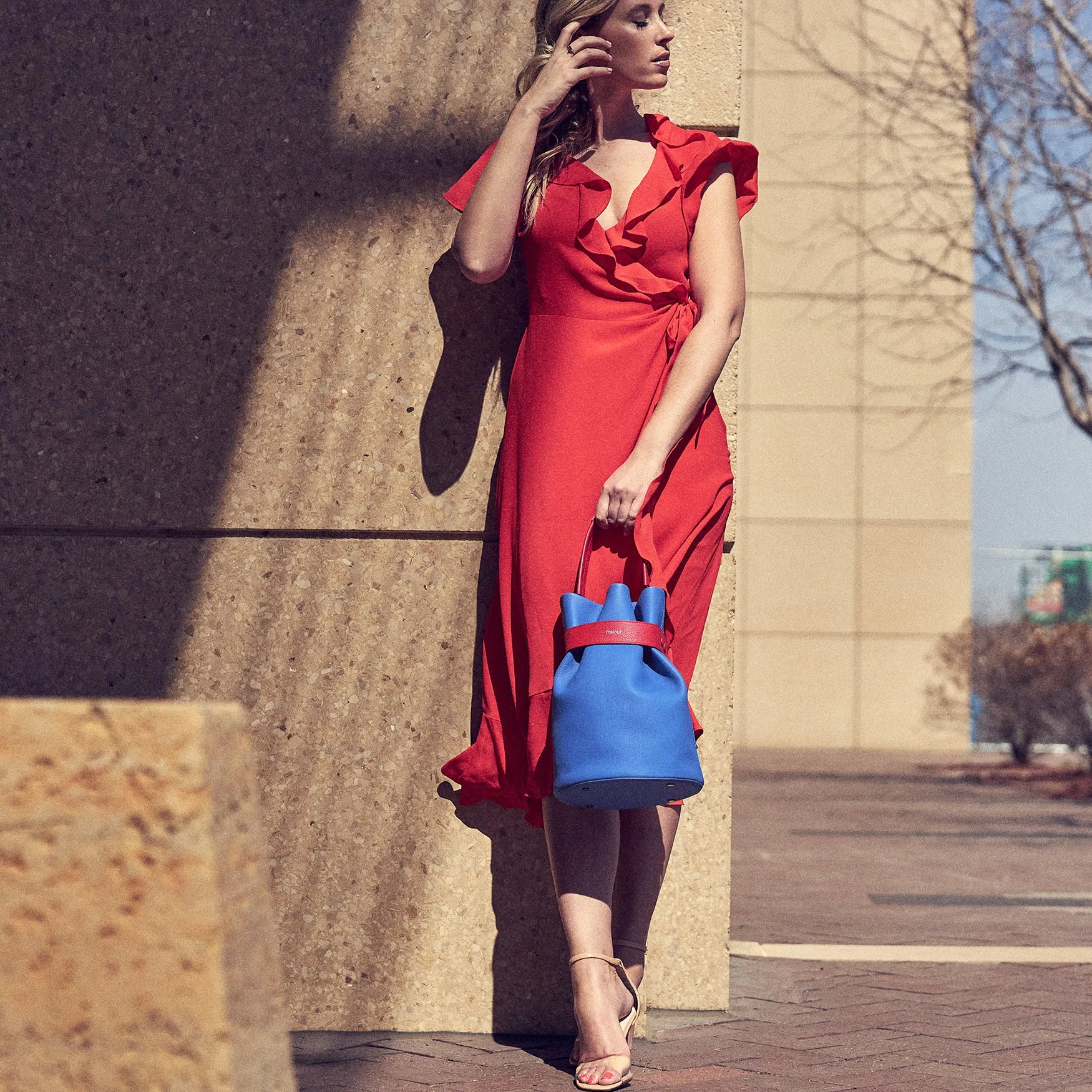 la bourse belted leather bucket bag - hot iris