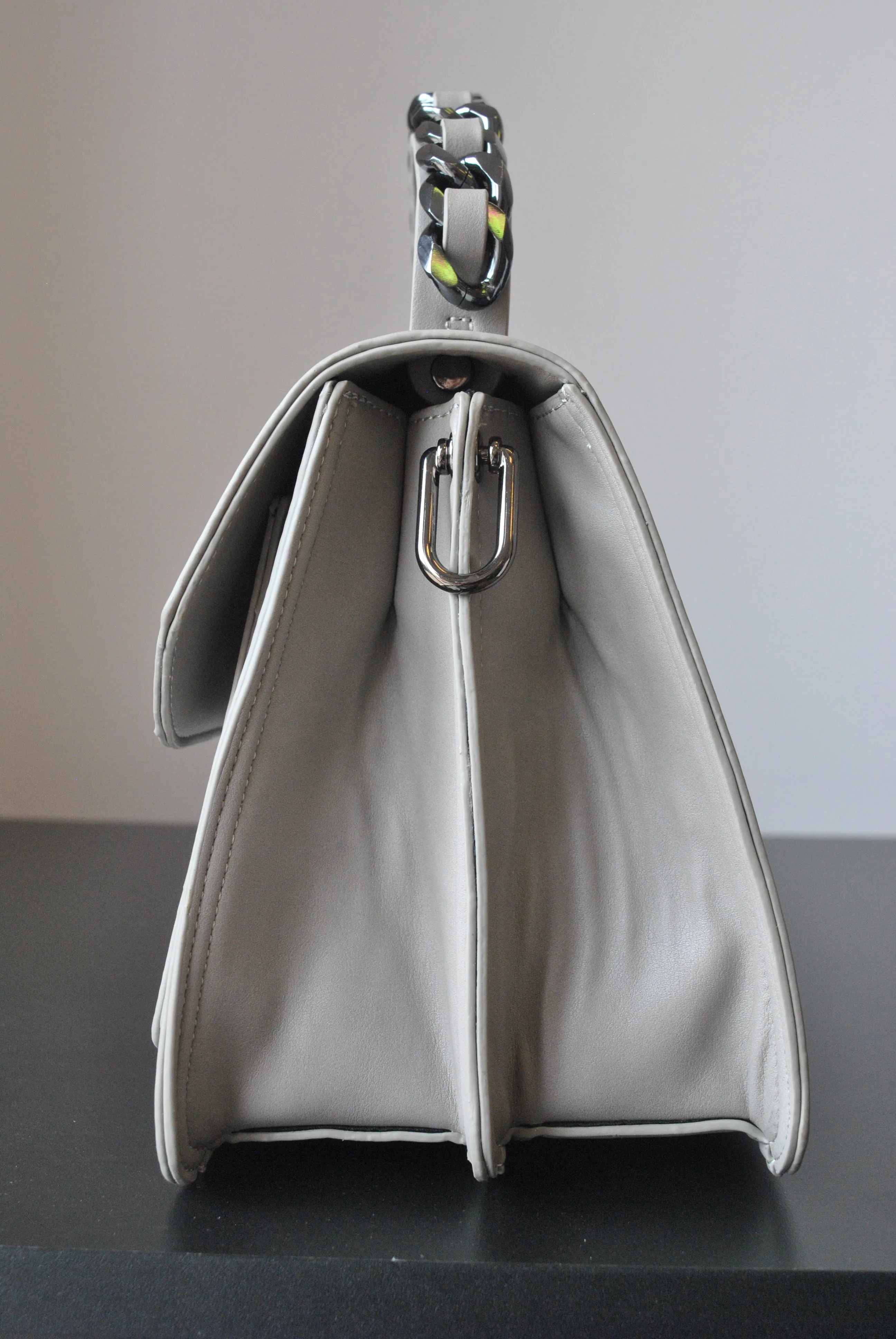 SILVER ECO LEATHER CROSSBODY / SATCHEL BAG WITH GUNMETAL CHAIN DETAILS