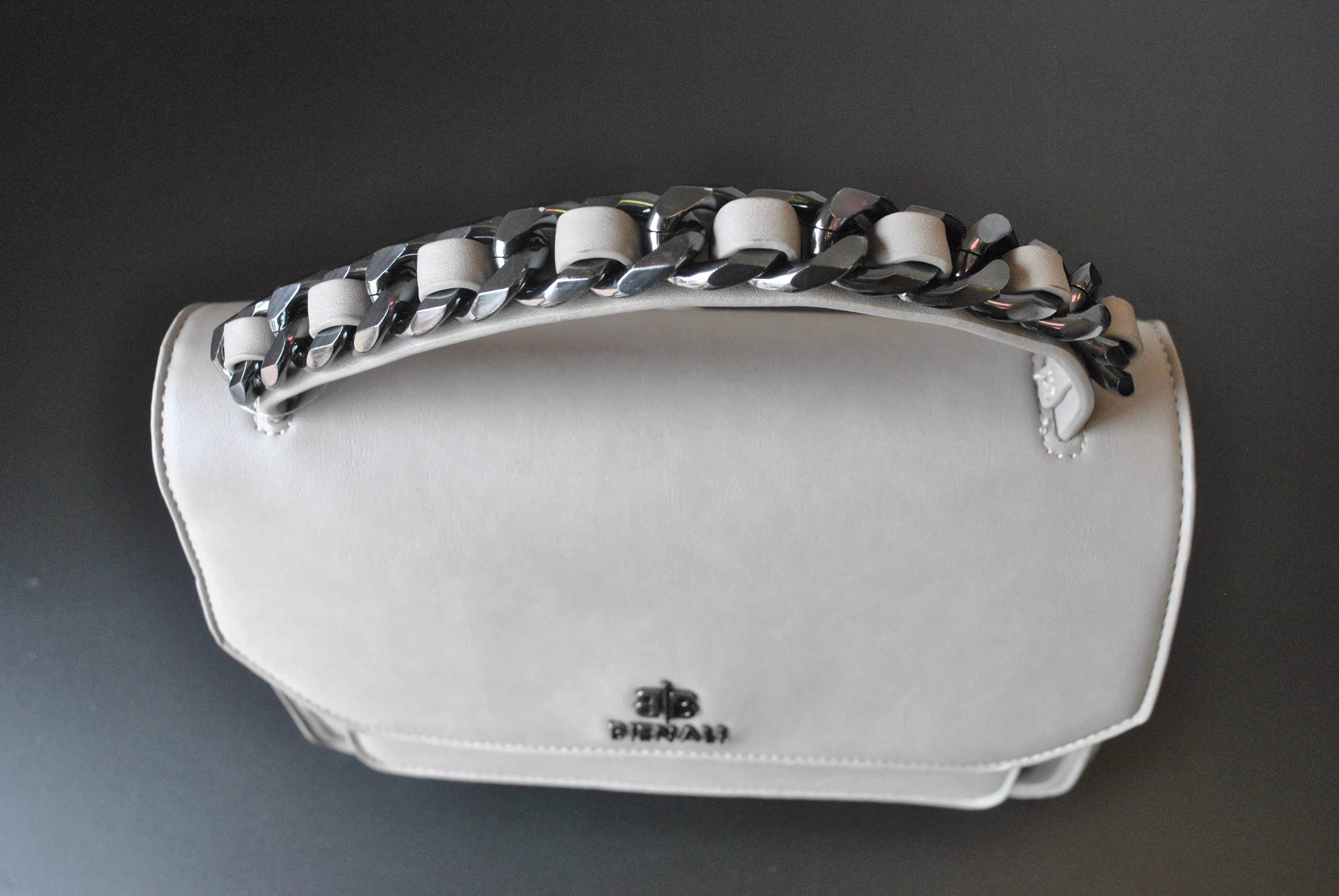 SILVER ECO LEATHER CROSSBODY / SATCHEL BAG WITH GUNMETAL CHAIN DETAILS
