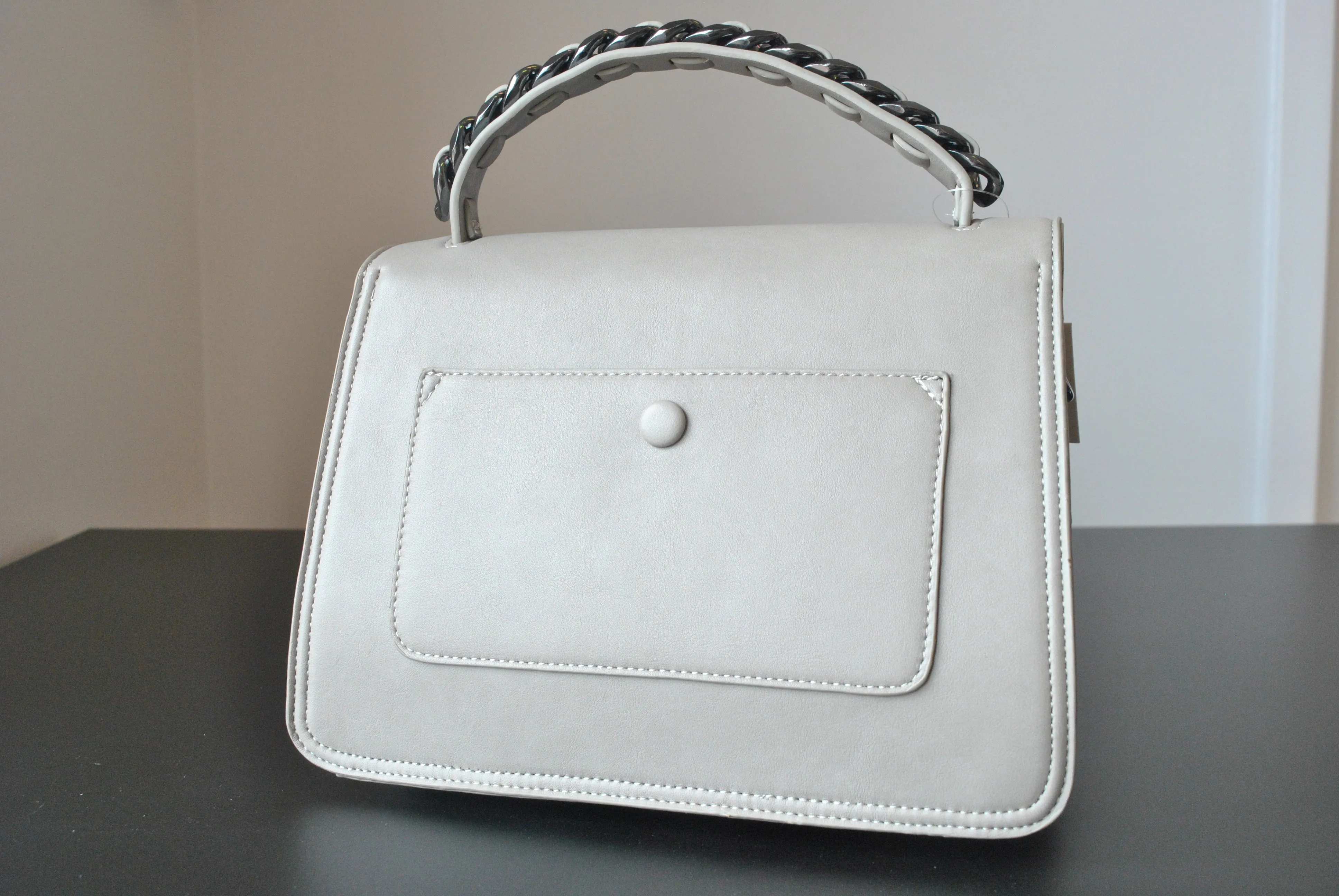 SILVER ECO LEATHER CROSSBODY / SATCHEL BAG WITH GUNMETAL CHAIN DETAILS